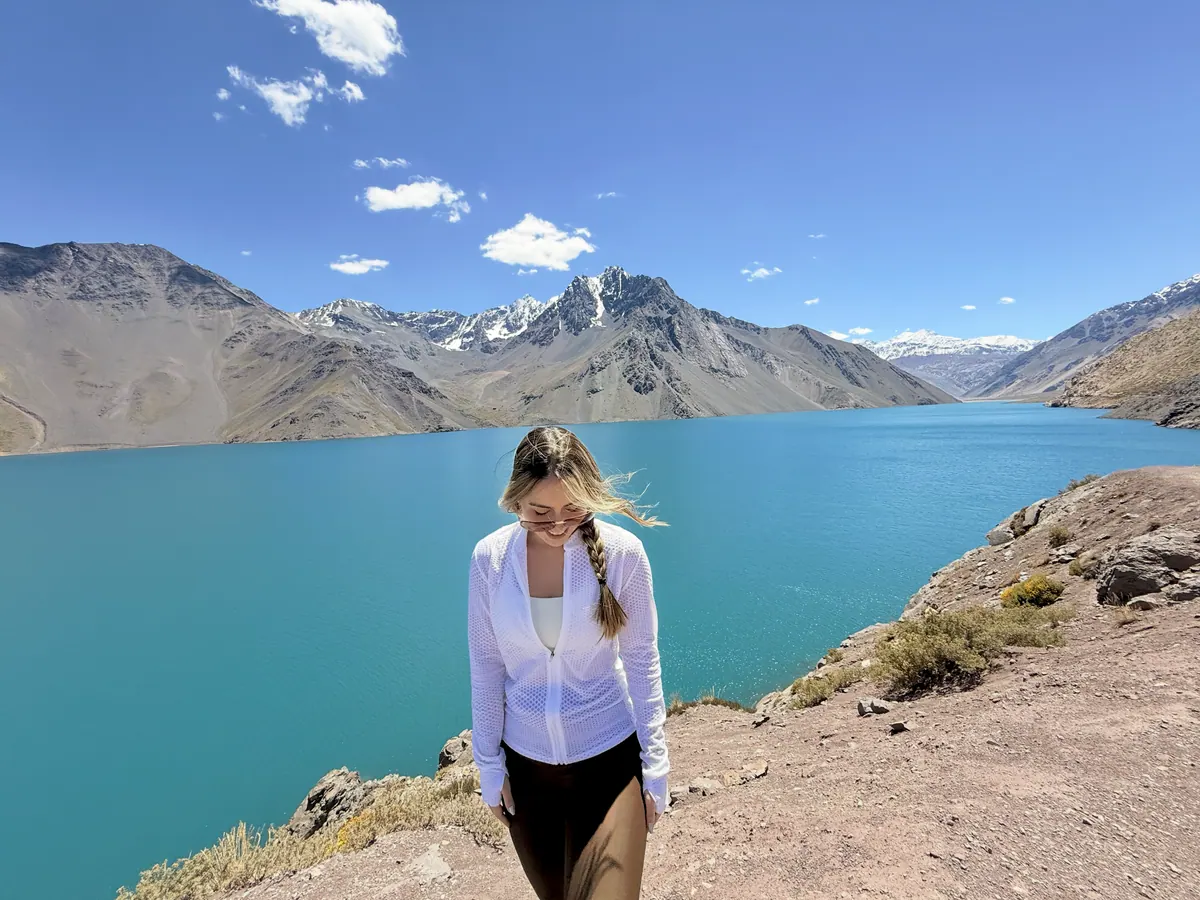 Camila em uma paisagem no Chile