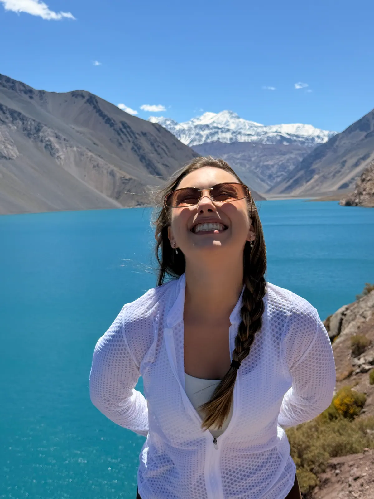 Camila diante de uma paisagem no Chile