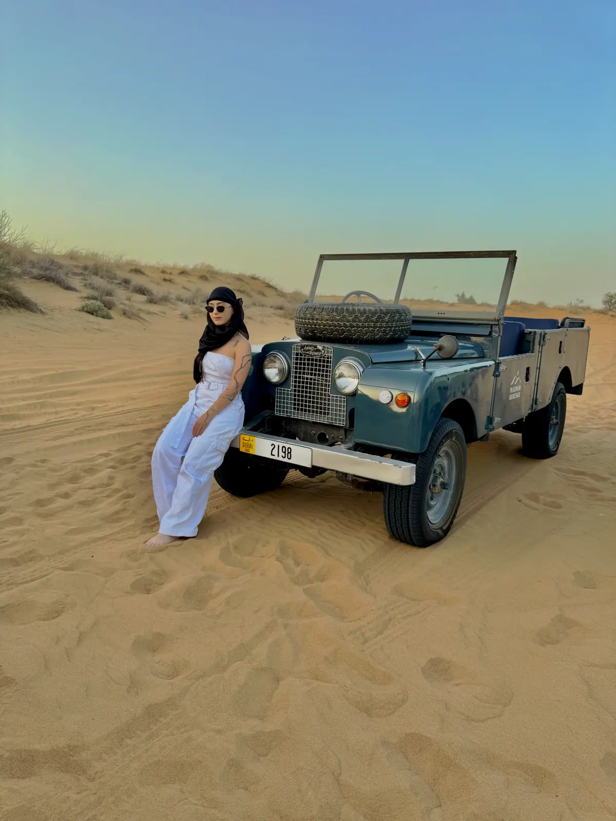 Camila em um registro editorial no deserto