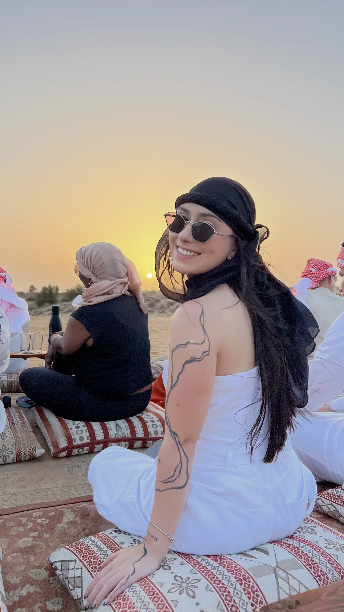 Camila em um registro de viagem ao pôr do sol