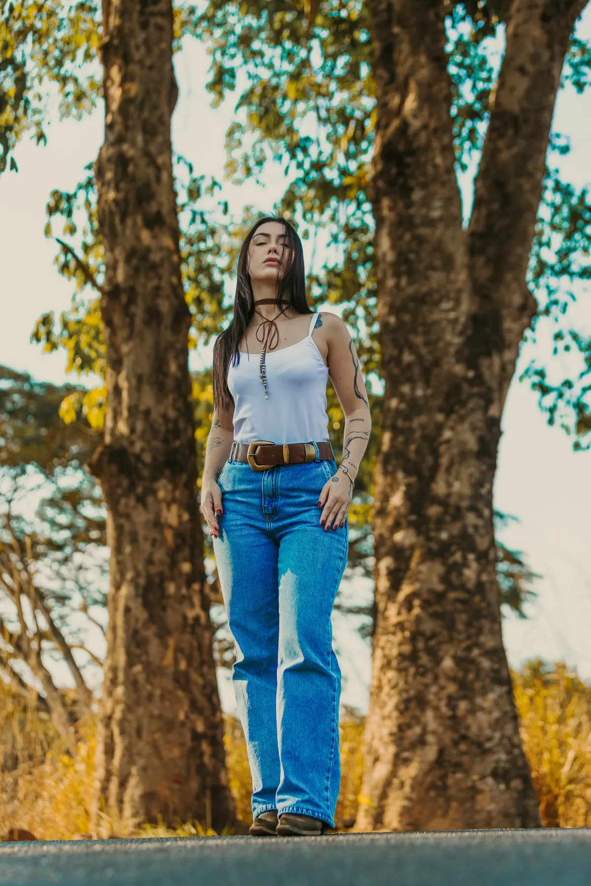 Camila em ensaio editorial de corpo inteiro em uma paisagem rural
