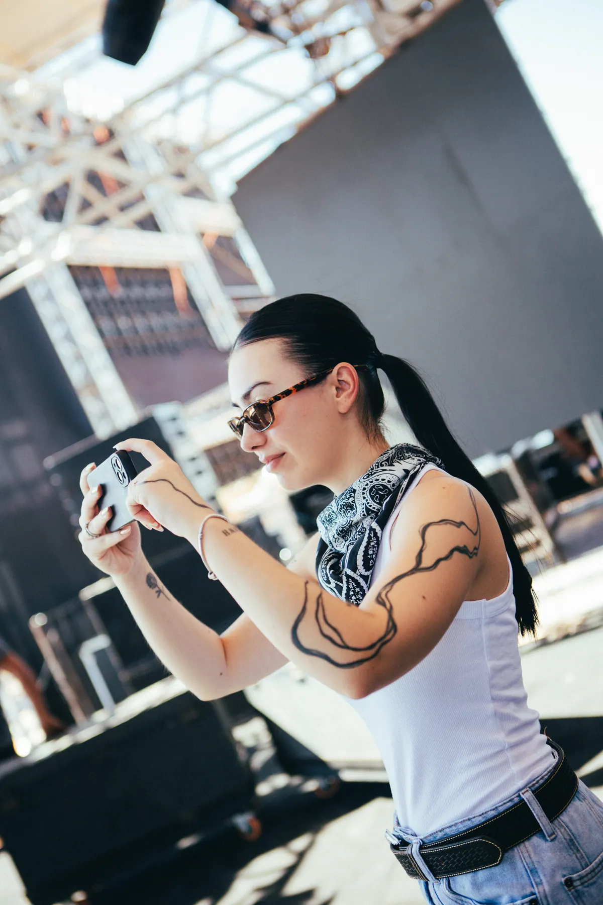 Camila produzindo conteúdo durante um evento