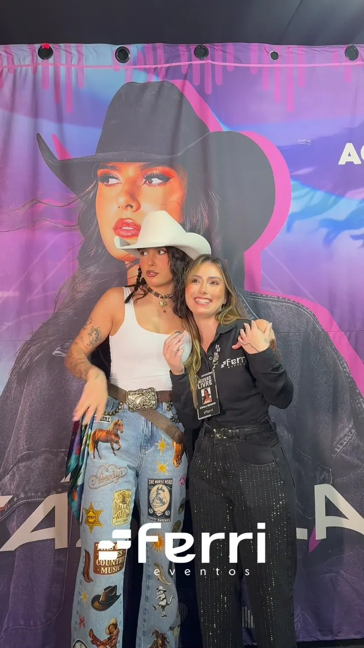 Camila durante uma entrevista nos bastidores de um evento