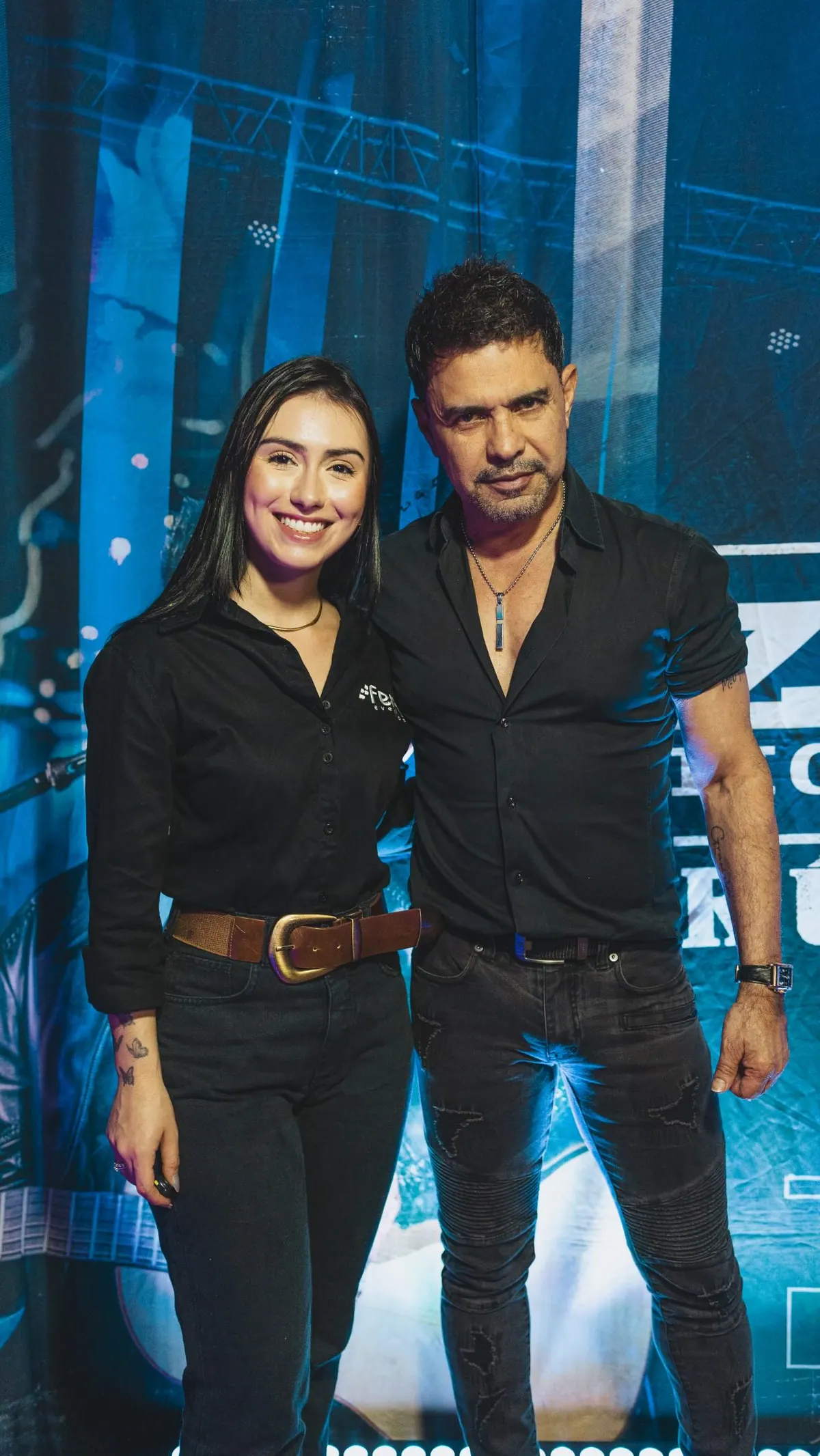 Camila ao lado de Zezé Di Camargo em uma cobertura