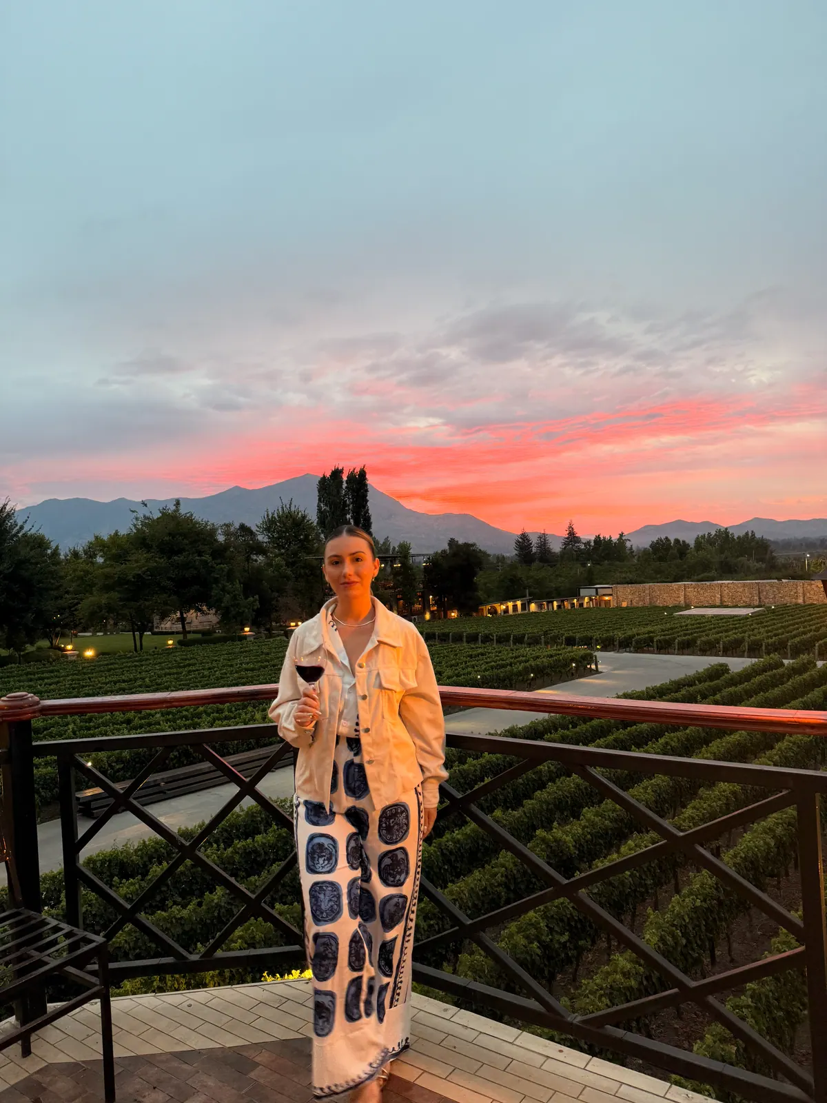 Camila em um registro de viagem ao pôr do sol